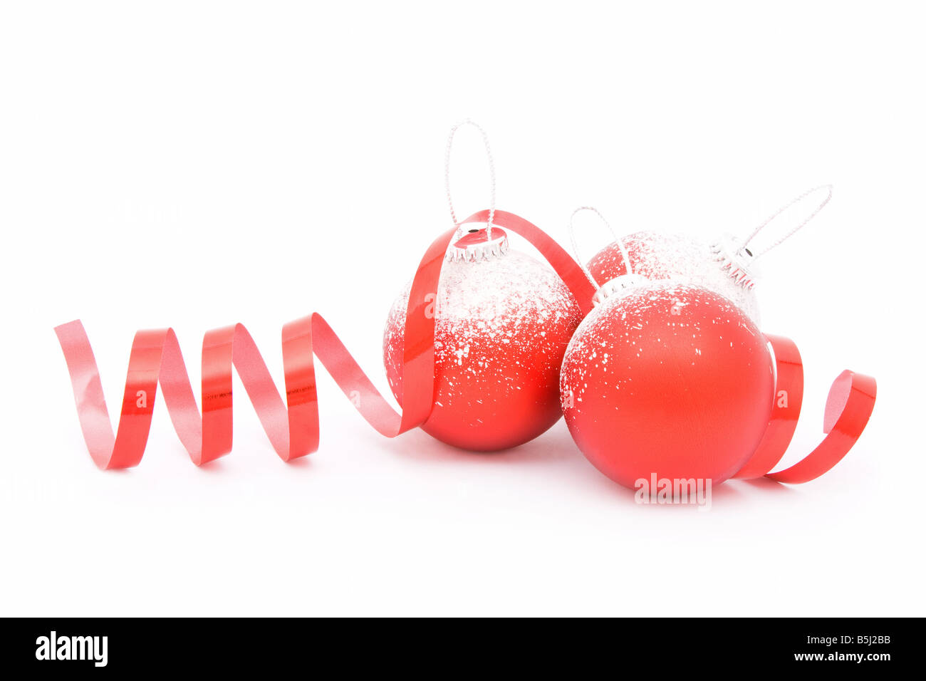 Boules de Noël et un ruban isolé sur fond blanc Banque D'Images