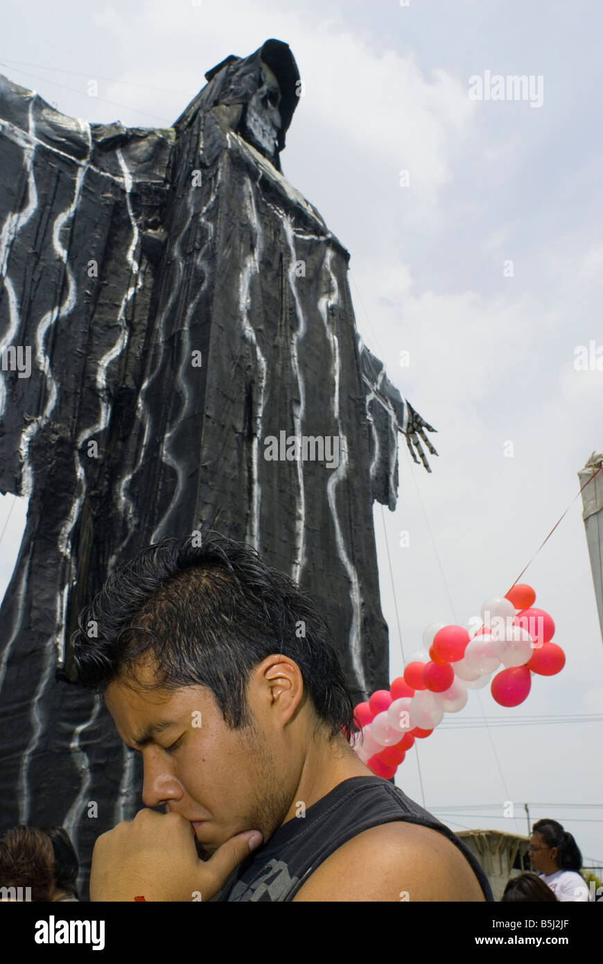 Adorateurs de la Santa Muerte se rassembler pour le culte de dimanche Banque D'Images