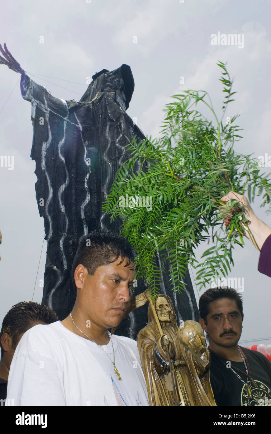 Adorateurs de la Santa Muerte se rassembler pour le culte de dimanche Banque D'Images