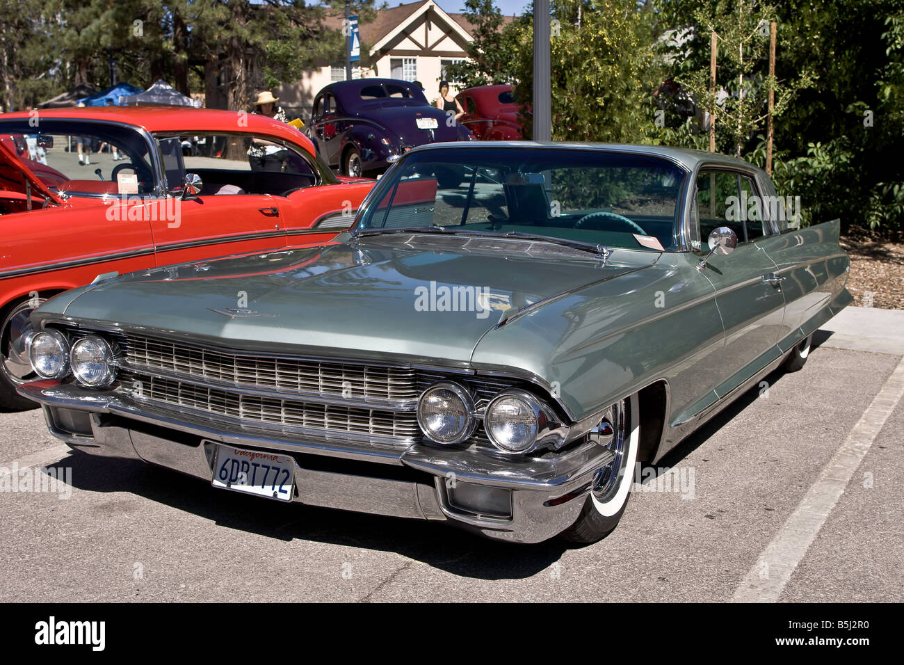 L'argent métallique deux Cadillac Coupe de la porte verte Banque D'Images