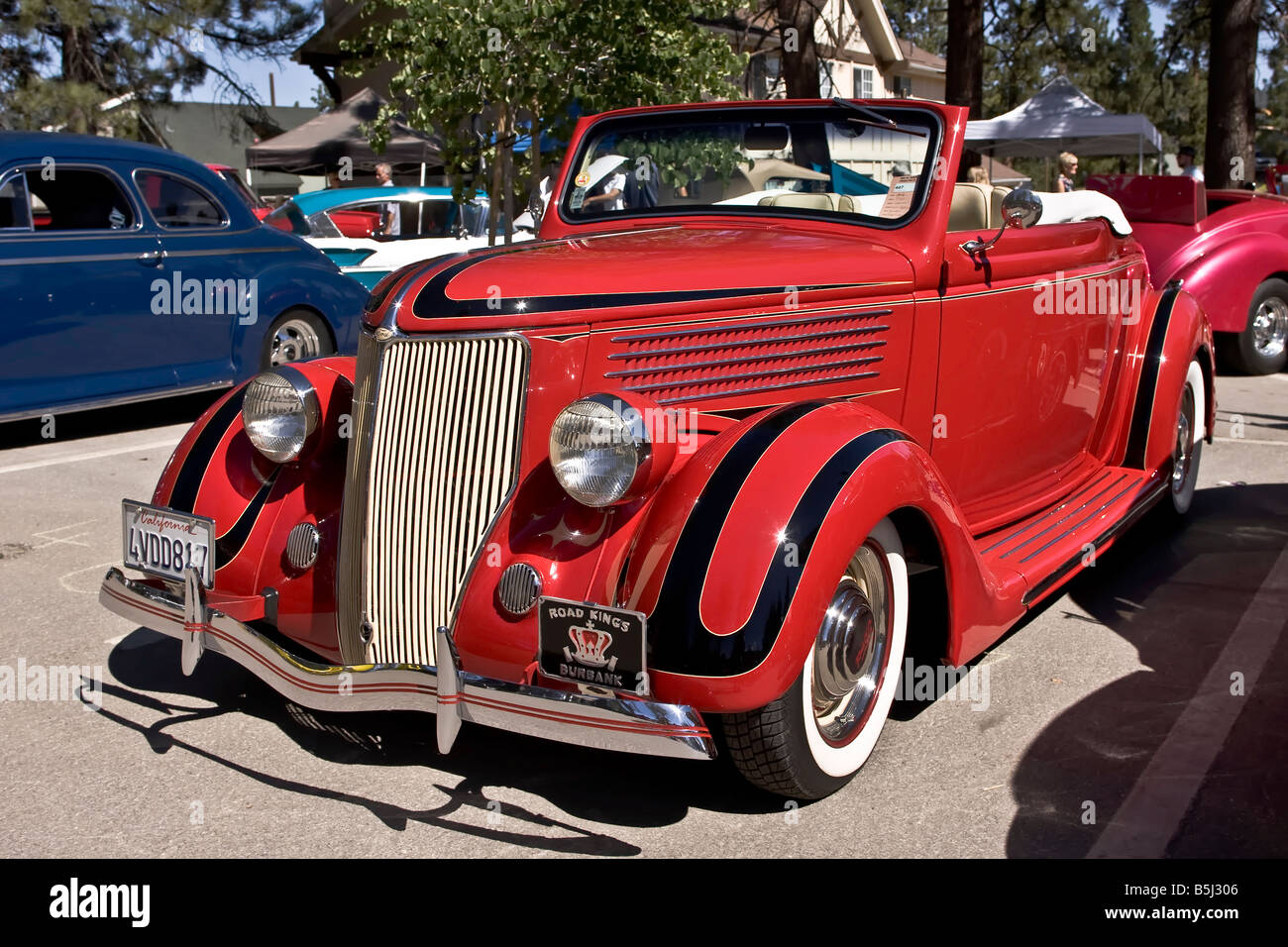 Rouge avec des bandes noires et blanches pinstriping Ford 1936 coupé transformable Banque D'Images