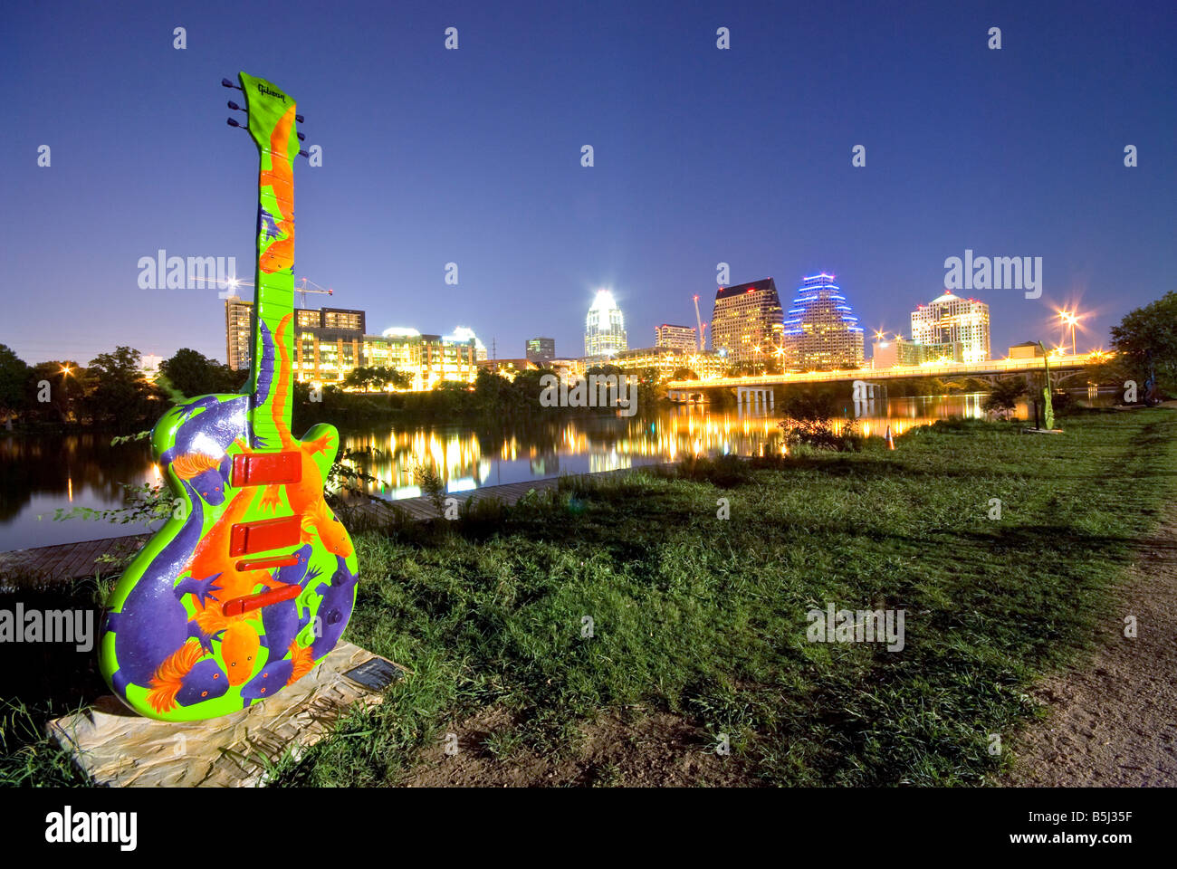 AUSTIN, Texas - Vue du centre-ville d'Austin de Riverside, à l'autre bout de la Ville Lac avec l'une des guitares Austin City Limits peint au premier plan. Banque D'Images