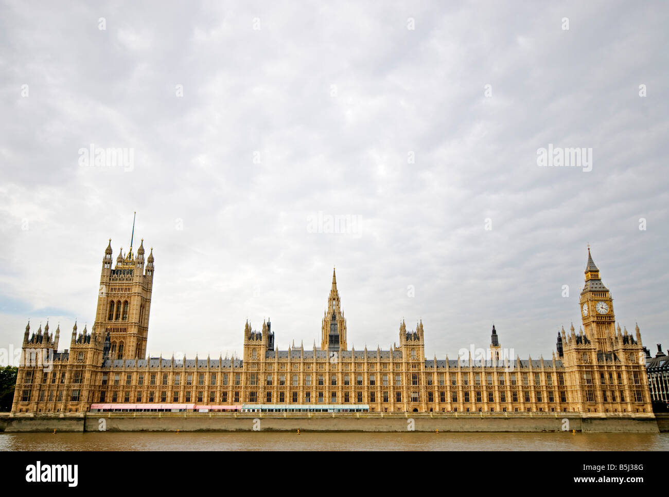 Londres, Royaume-Uni - le Parlement britannique à partir de la Chambre sur la Tamise Banque D'Images