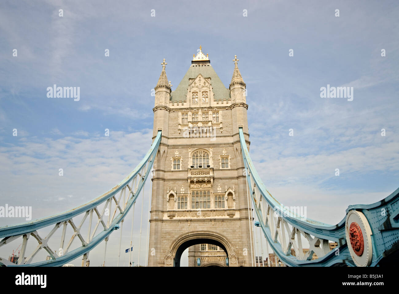LONDRES, Royaume-Uni — Tower Bridge, un symbole emblématique de Londres, traverse la Tamise près de la Tour de Londres. Le pont de bascule et de suspension, achevé en 1894, est une merveille de l'ingénierie victorienne et un important monument historique, attirant des touristes du monde entier. Banque D'Images