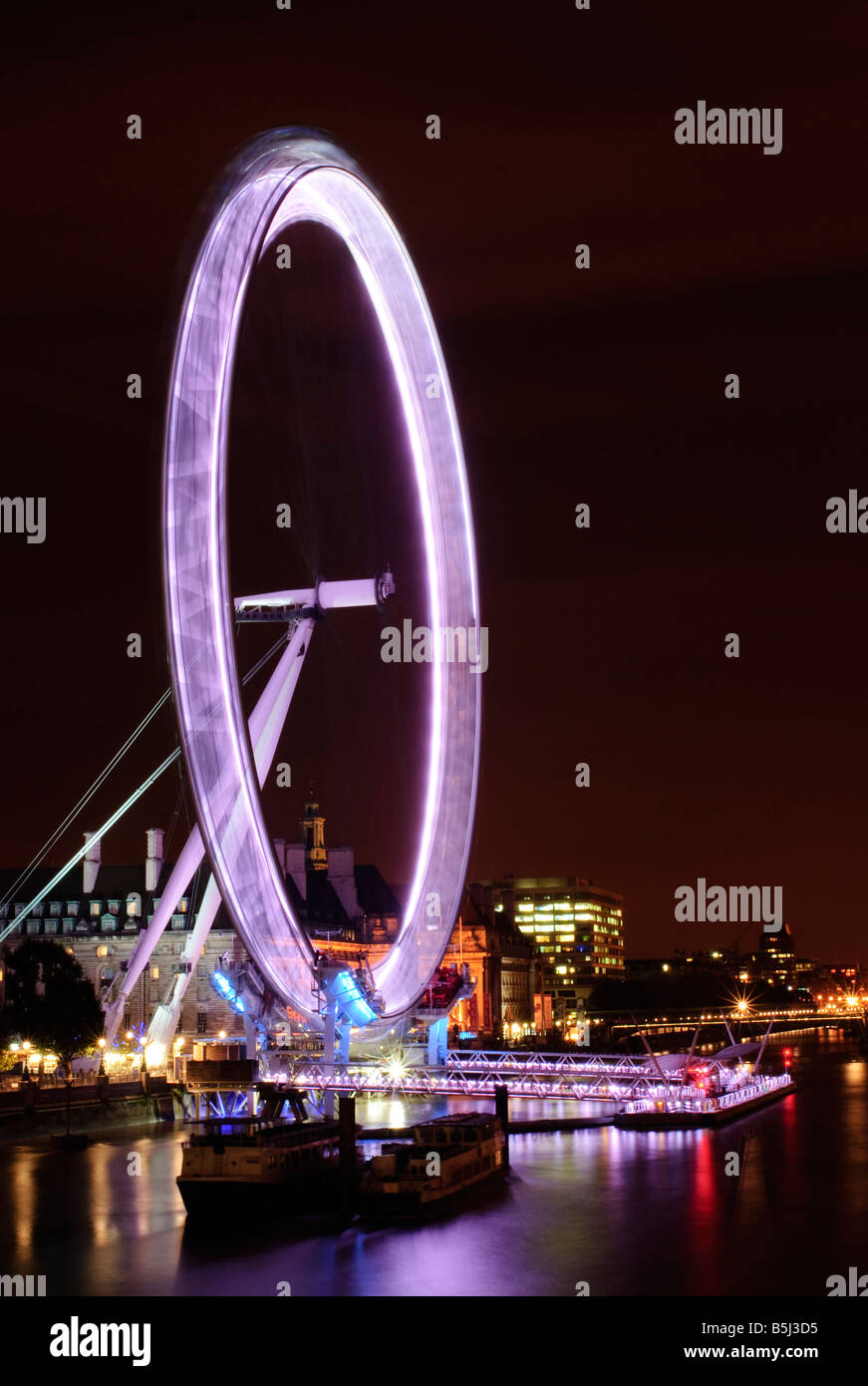 LONDRES, Royaume-Uni — la roue du millénaire, également connue sous le nom de London Eye, est un point de repère moderne sur la rive sud de la Tamise. Cette célèbre grande roue offre une vue à couper le souffle sur les gratte-ciel de Londres et attire chaque année des millions de visiteurs, ce qui en fait une attraction populaire dans la ville. Banque D'Images