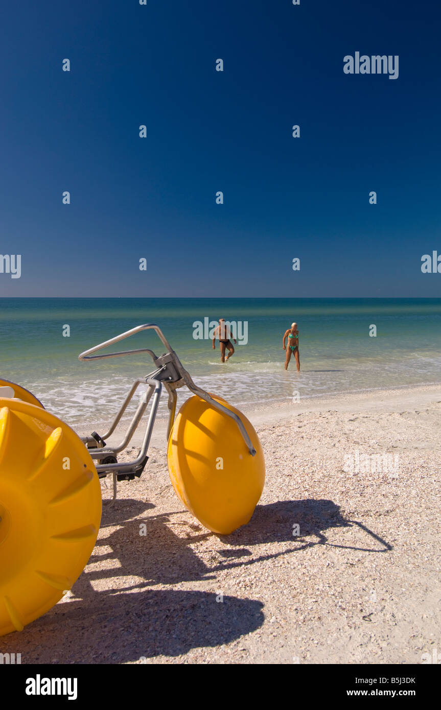 Couple d'âge moyen bénéficiant d'eaux calmes et de soleil sur St Pete Beach, St Petersburg Florida USA Banque D'Images