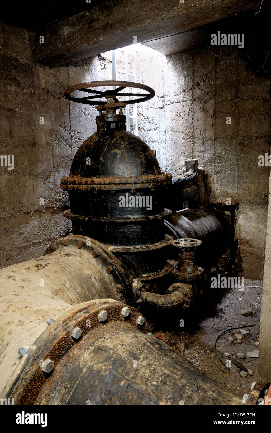 L'eau de condensation dans le système d'approvisionnement en eau douce de la ville de Ljubljana. Underground tourné avec lumière du jour à l'arrière. Banque D'Images