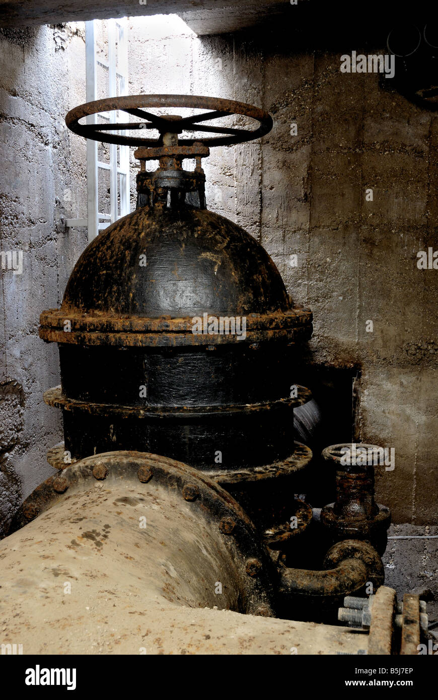 L'eau de condensation dans le système d'approvisionnement en eau douce de la ville de Ljubljana. Underground tourné avec lumière du jour à l'arrière. Banque D'Images