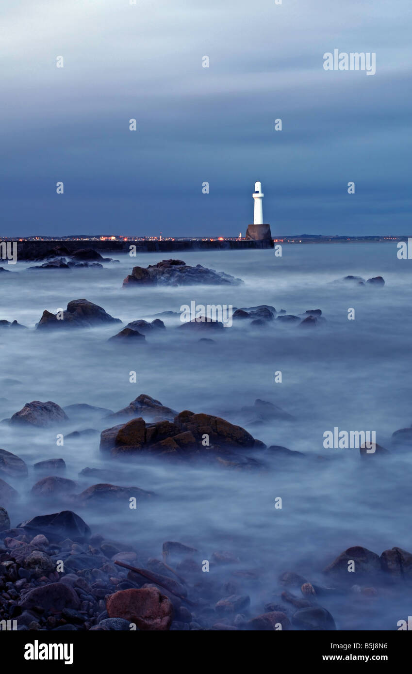 L'Afrique du brise-lames et phare à l'entrée du port à Aberdeen, Écosse, Royaume-Uni, vu au crépuscule. Banque D'Images