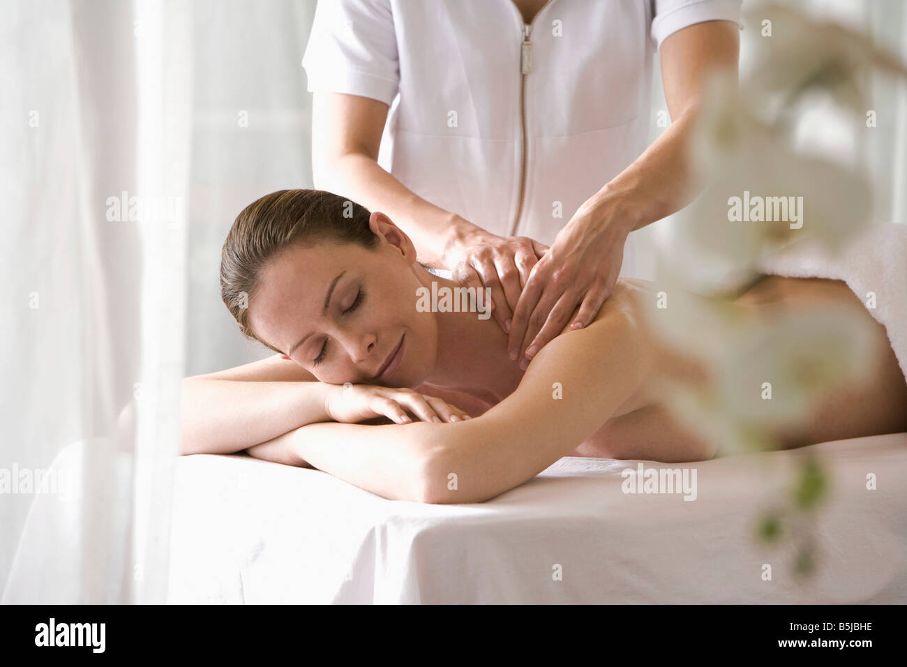 Woman lying on massage table de massage en cours Banque D'Images