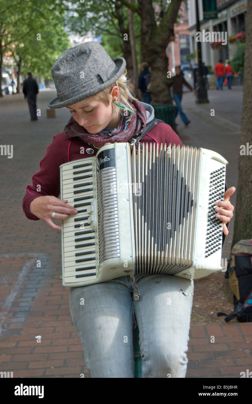 Musicien de rue jouant un accordéon à Seattle, Washington. Banque D'Images