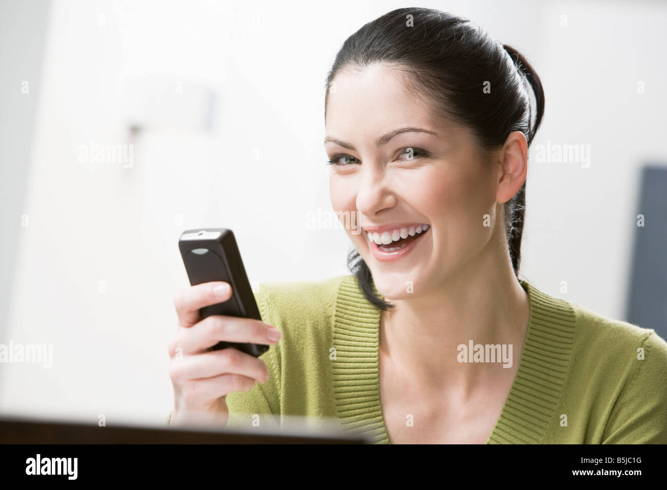 Portrait of young woman with mobile phone Banque D'Images