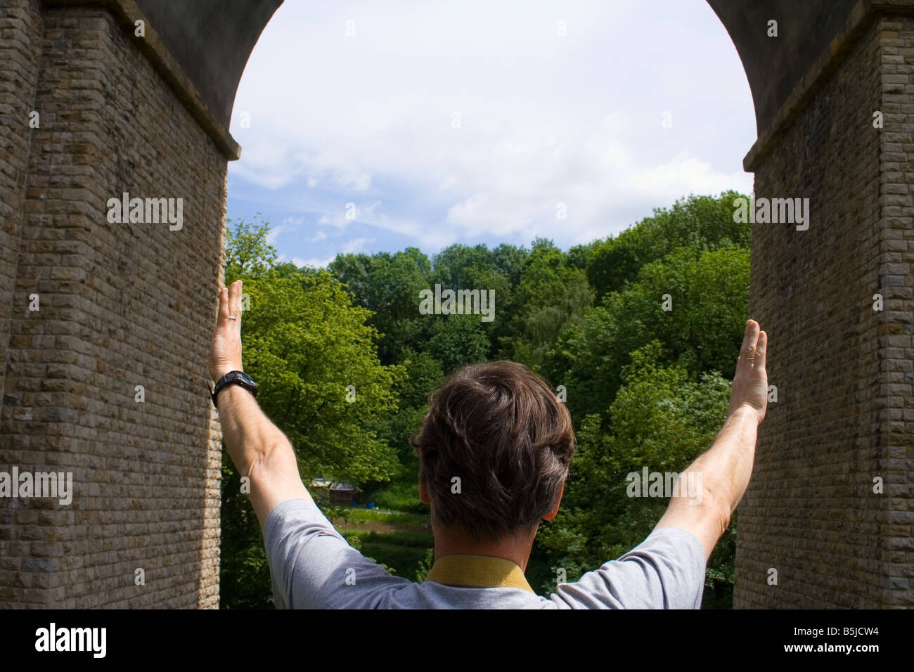 L'homme sous un pont Banque D'Images