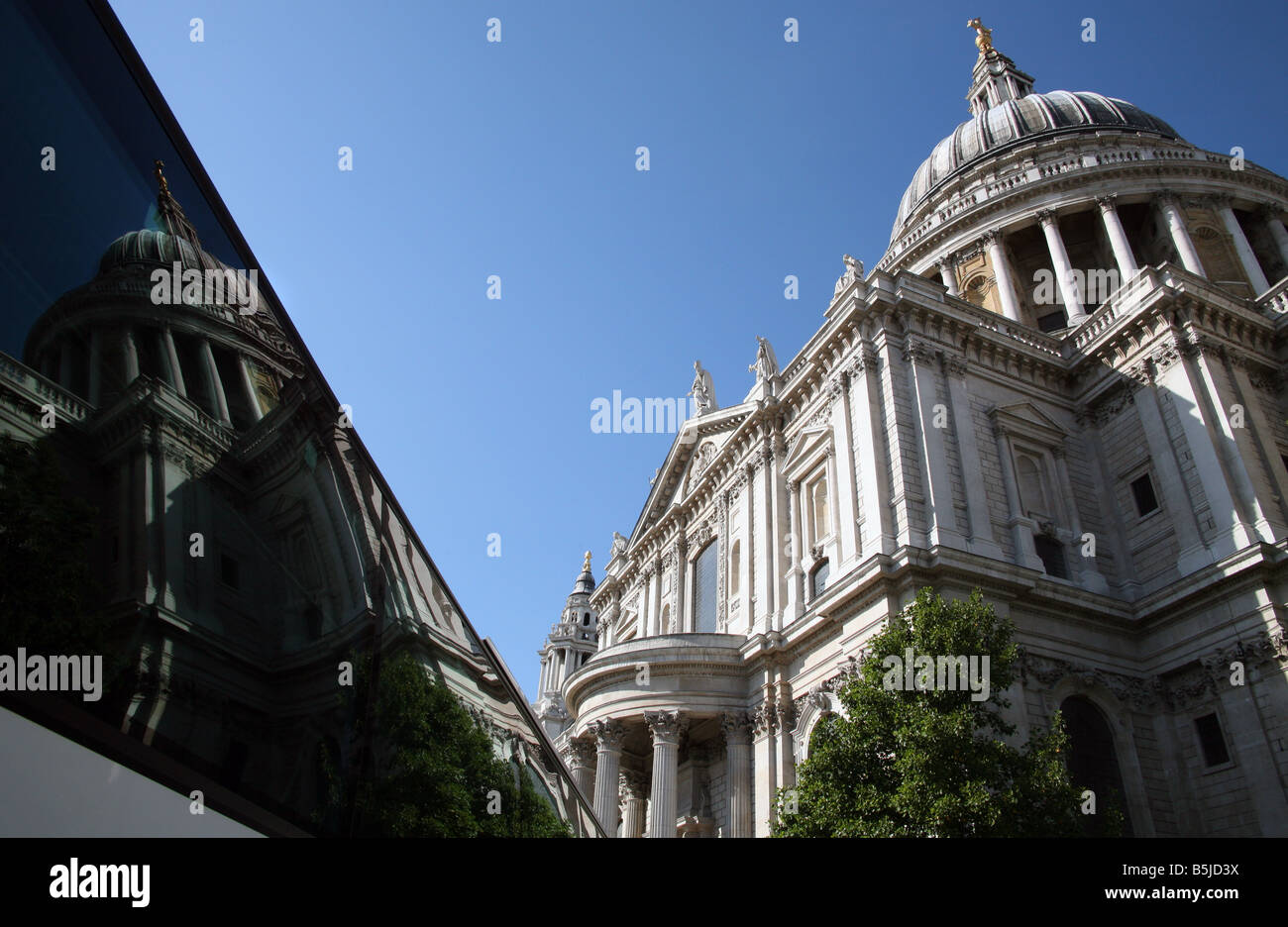 Coupole de la cathédrale de St Paul, reflétée dans les fenêtres des autobus touristiques Londres Banque D'Images