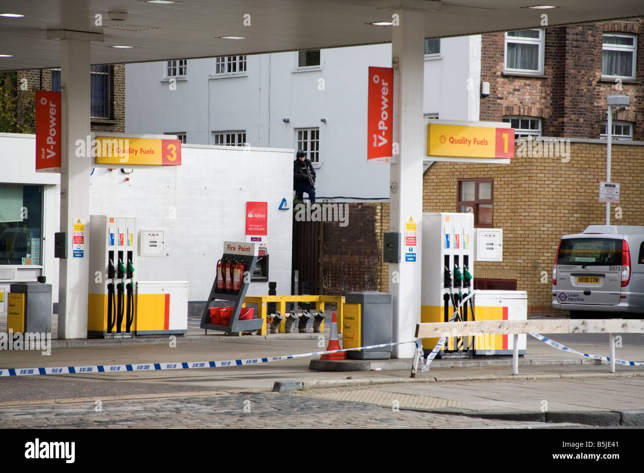 Station service Shell à l'agent de police et aux armes à feu Banque D'Images
