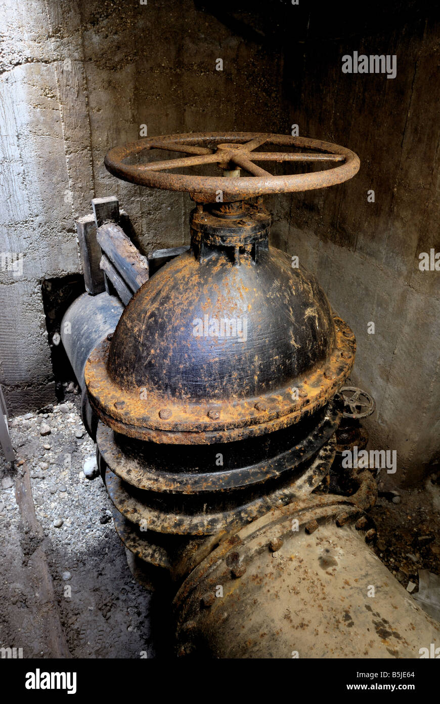 L'eau de condensation dans le système d'approvisionnement en eau douce de la ville de Ljubljana. Underground tourné avec lumière du jour à l'arrière. Banque D'Images