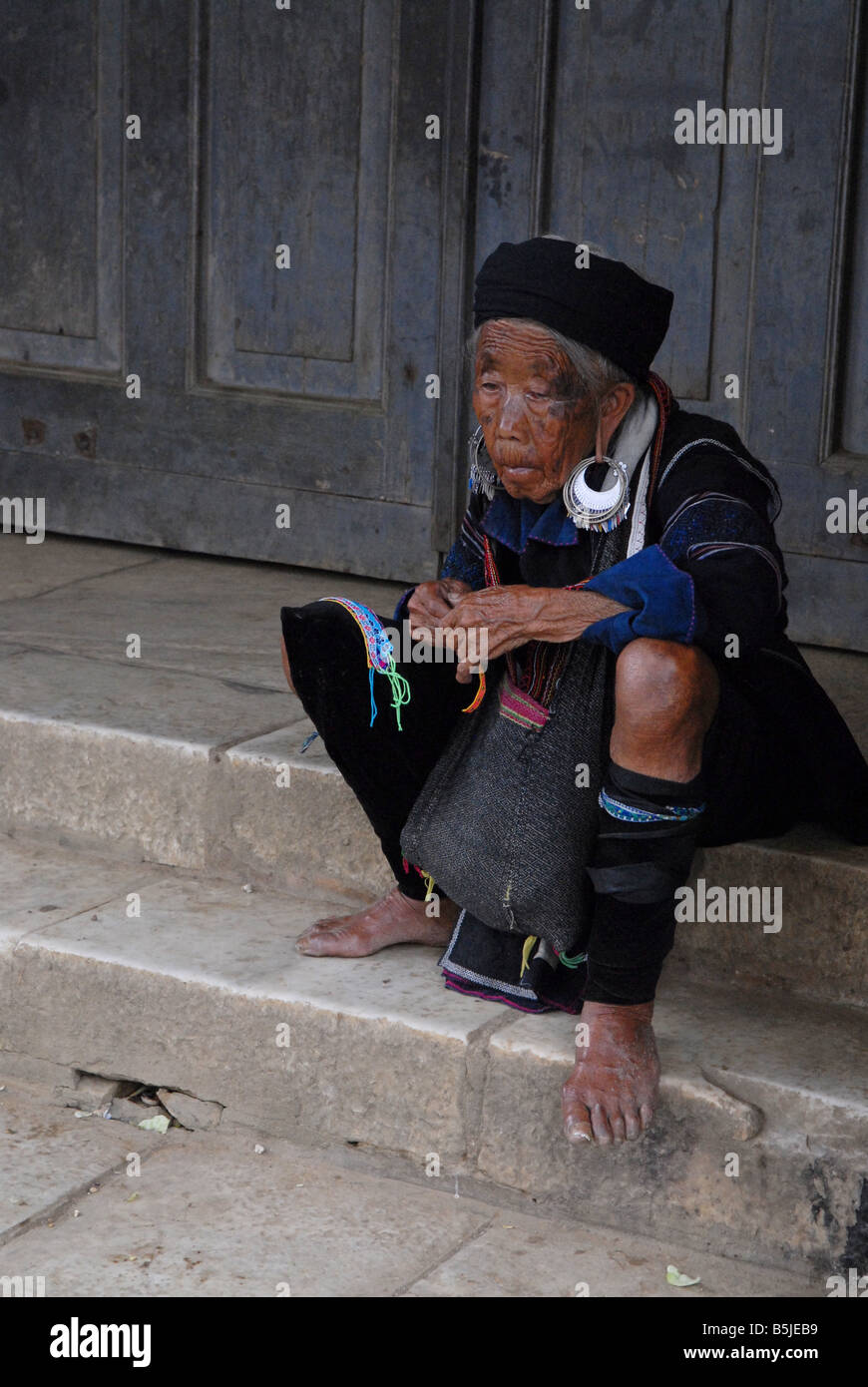 Ancien commerçant vendant de l'artisanat Hmong Sapa dans le nord du Viet Nam Banque D'Images