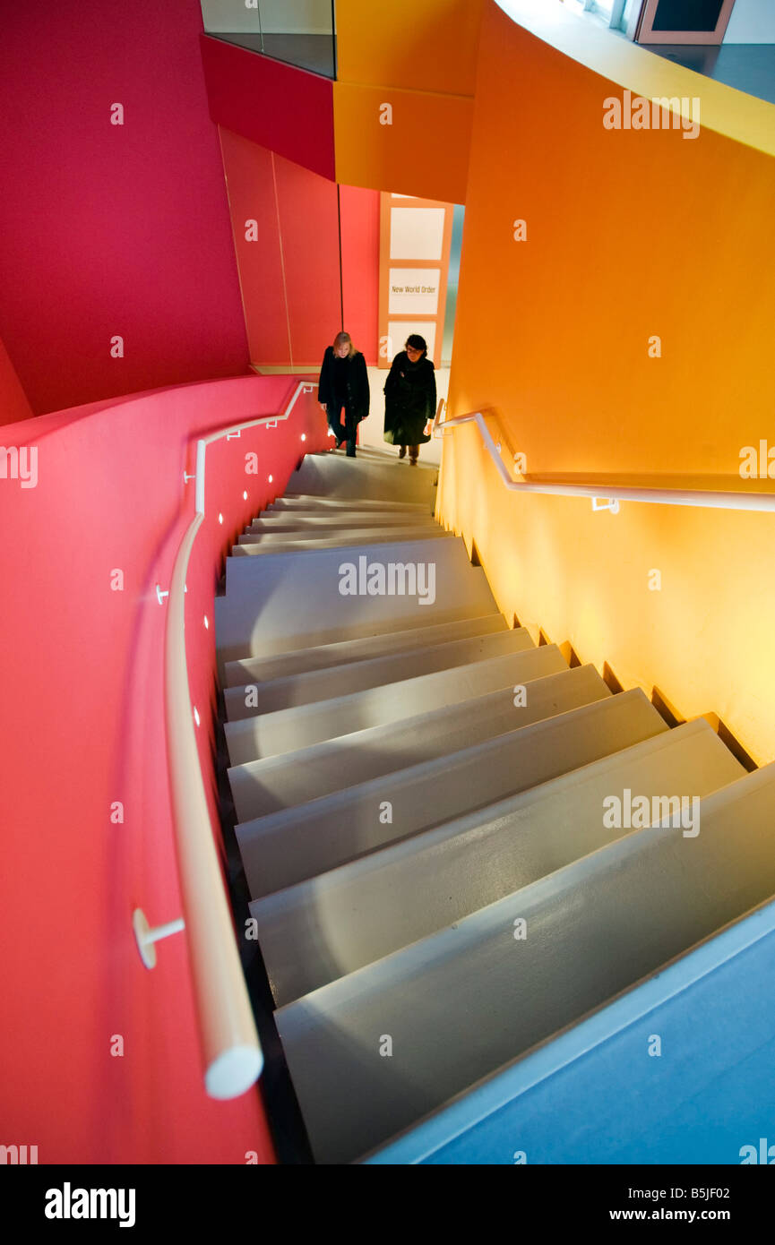 Escalier moderne dans des couleurs vives au Groninger Museum à groningen Pays-Bas 2008 Banque D'Images