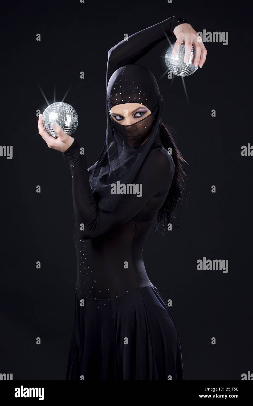 Partie danseur dans ninja dress avec boules disco Banque D'Images