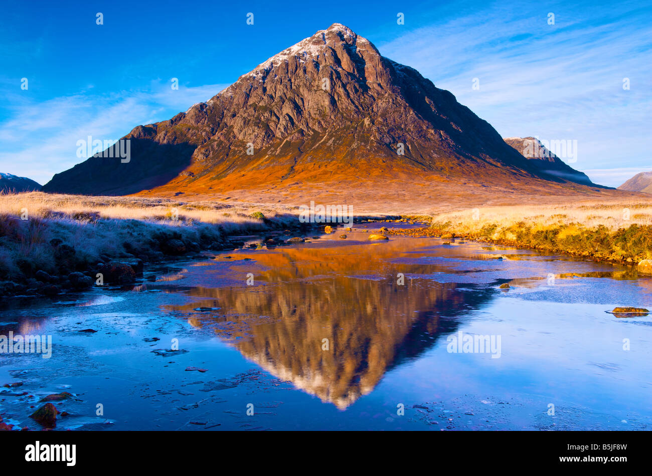 Buachaille Etive Mor reflétée dans la rivière Etive Glen Coe Highlands écossais Banque D'Images