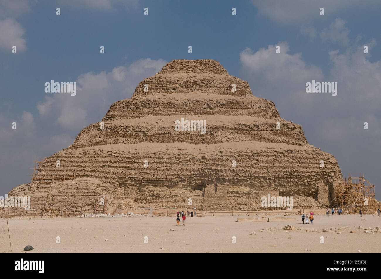 La pyramide de Djoser ou aussi Djeser Zoser à Saqqara ou Sakkarah conçue par Imhotep pour le roi Djoser (c.2667-2648 BC) en Egypte Banque D'Images