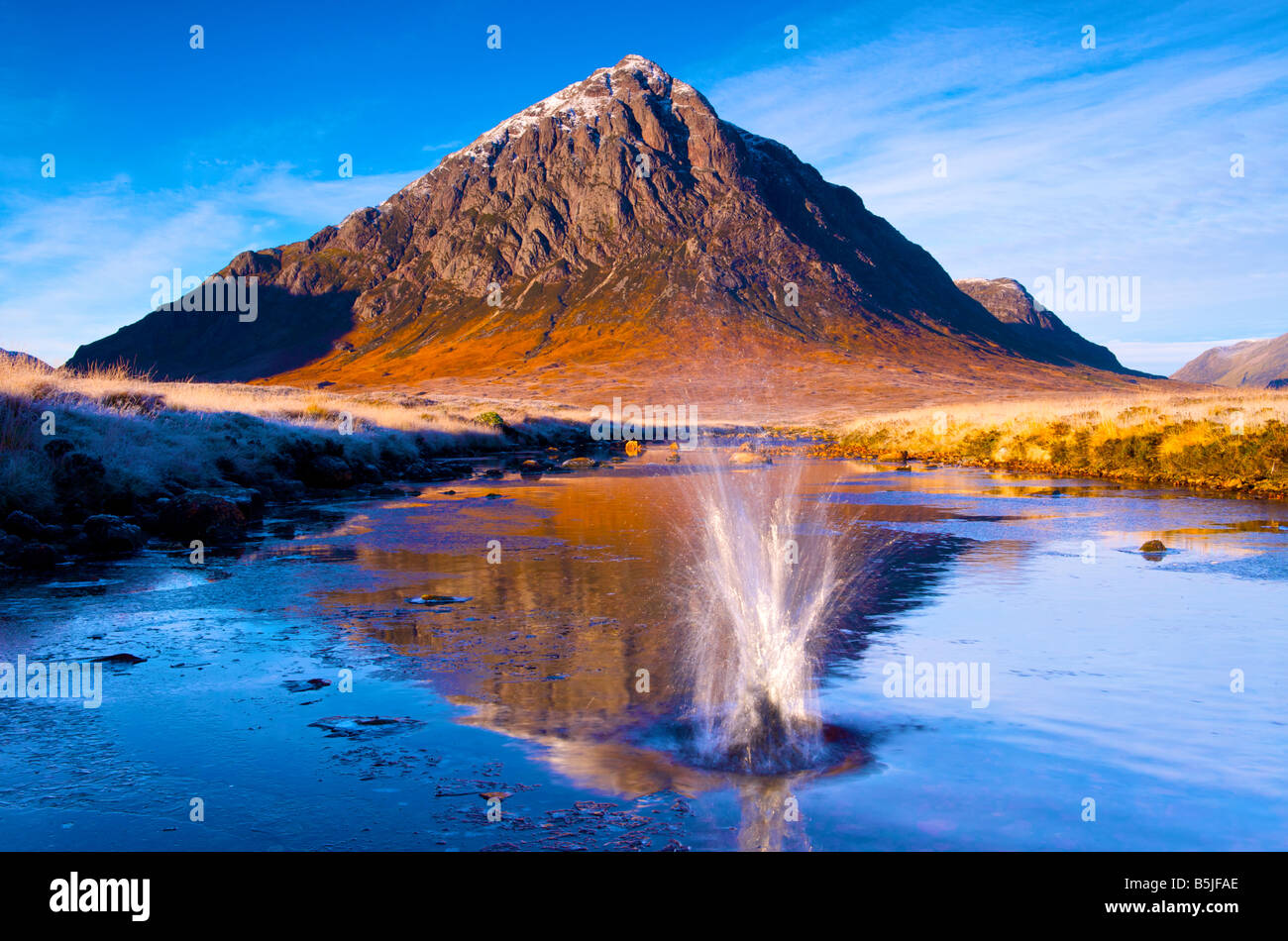 Buachaille Etive Mor reflétée dans la rivière Etive Glen Coe Highlands écossais Banque D'Images
