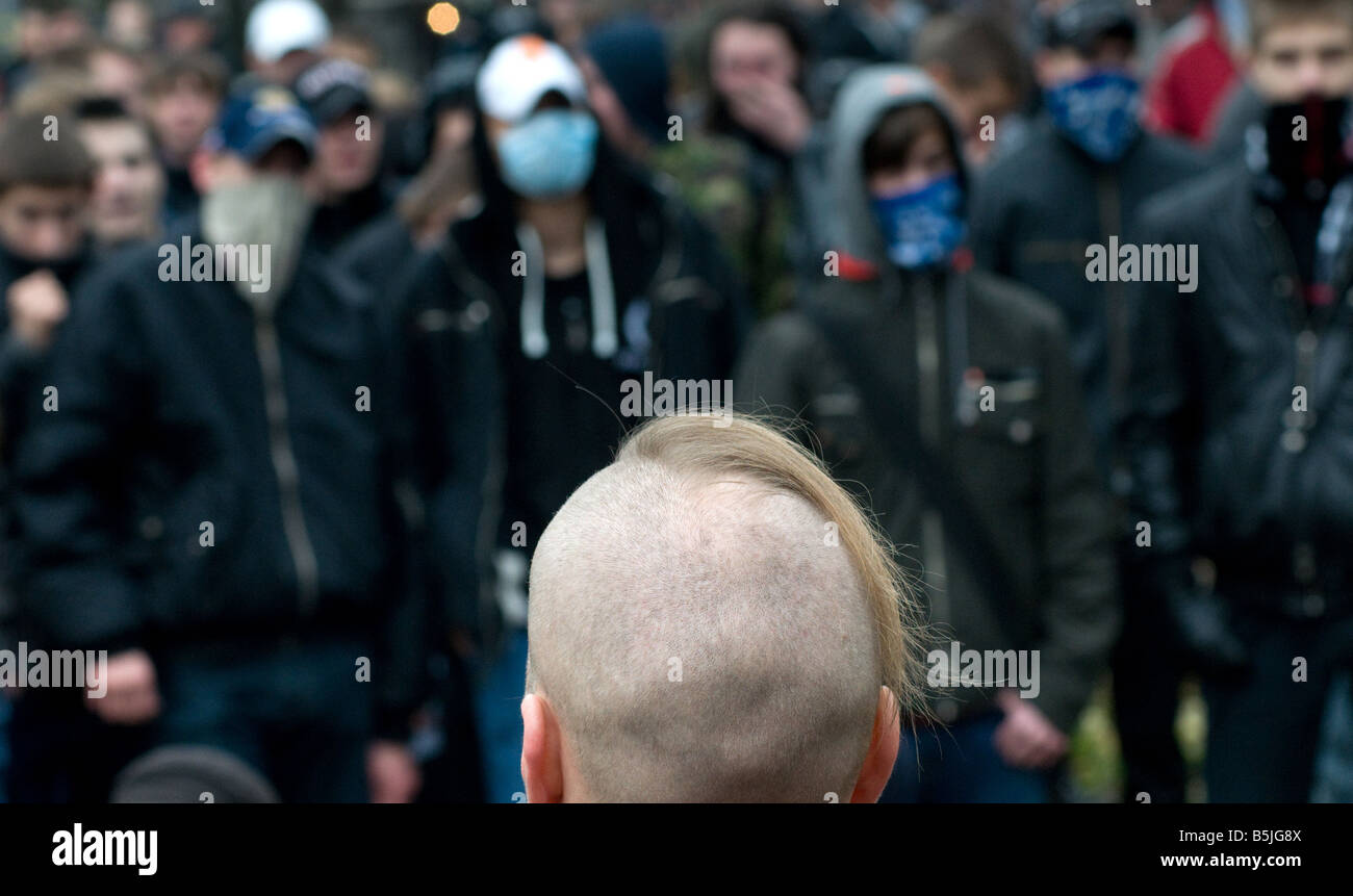 Des militants ultra-nationalistes masquer leurs visages au cours de leur rassemblement dans le centre de Saint-Pétersbourg le 4 novembre. Banque D'Images