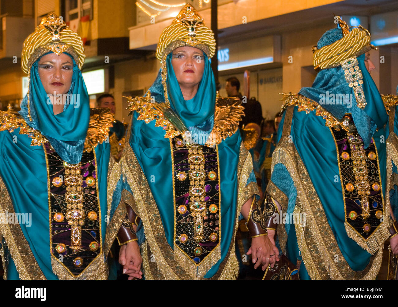 Les femmes personnes en costumes traditionnels Maures à la fête des Maures et Chrétiens Guardamar del segura Espagne Spanish Fiestas Banque D'Images