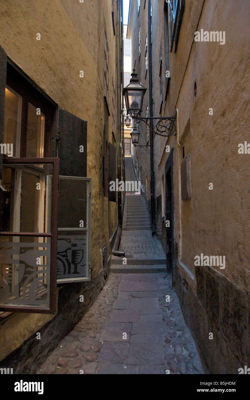 Dans la rue la plus étroite de la Martre Stockholm Grand Trotzigs Gamla Stan Stockholm Suède Banque D'Images