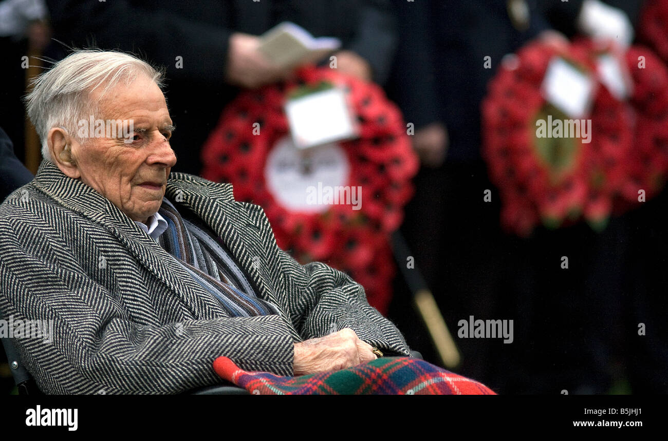 La dernière tommy Harry Patch rend visite à son église locale à Wells, Somerset, le Jour du Souvenir 2008. Patch est mort en 2009. Banque D'Images