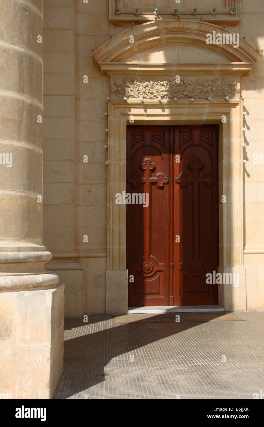 Une porte avant de l'église de 'hypothèse' à Mgarr, Malte. Banque D'Images