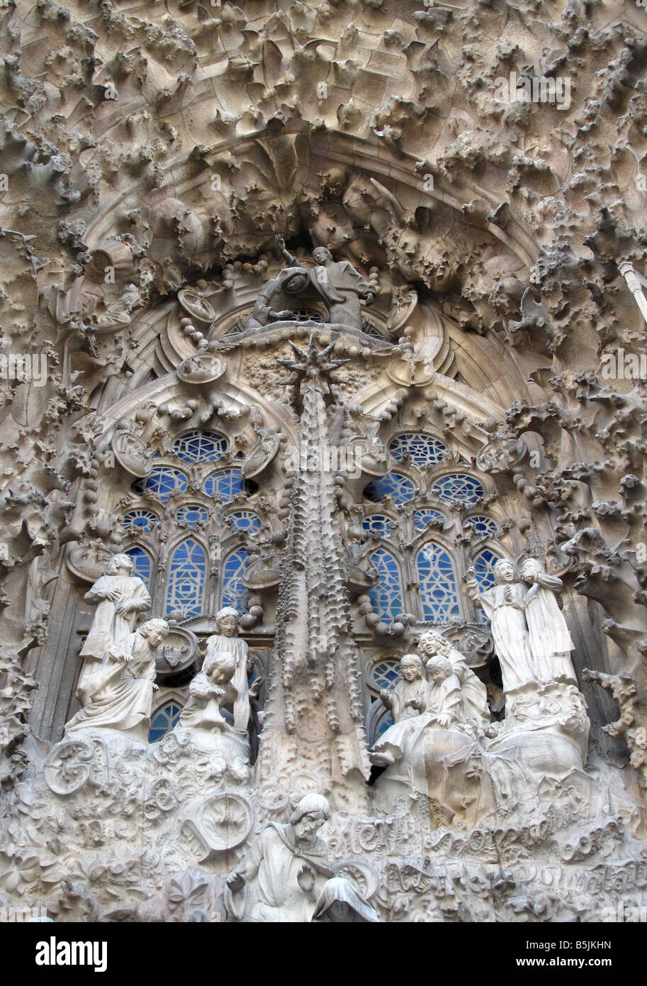 Frise sculptée en pierre d'enfants / angels à descendre sur la scène de la Nativité de la Sagrada Familia, Barcelone Banque D'Images