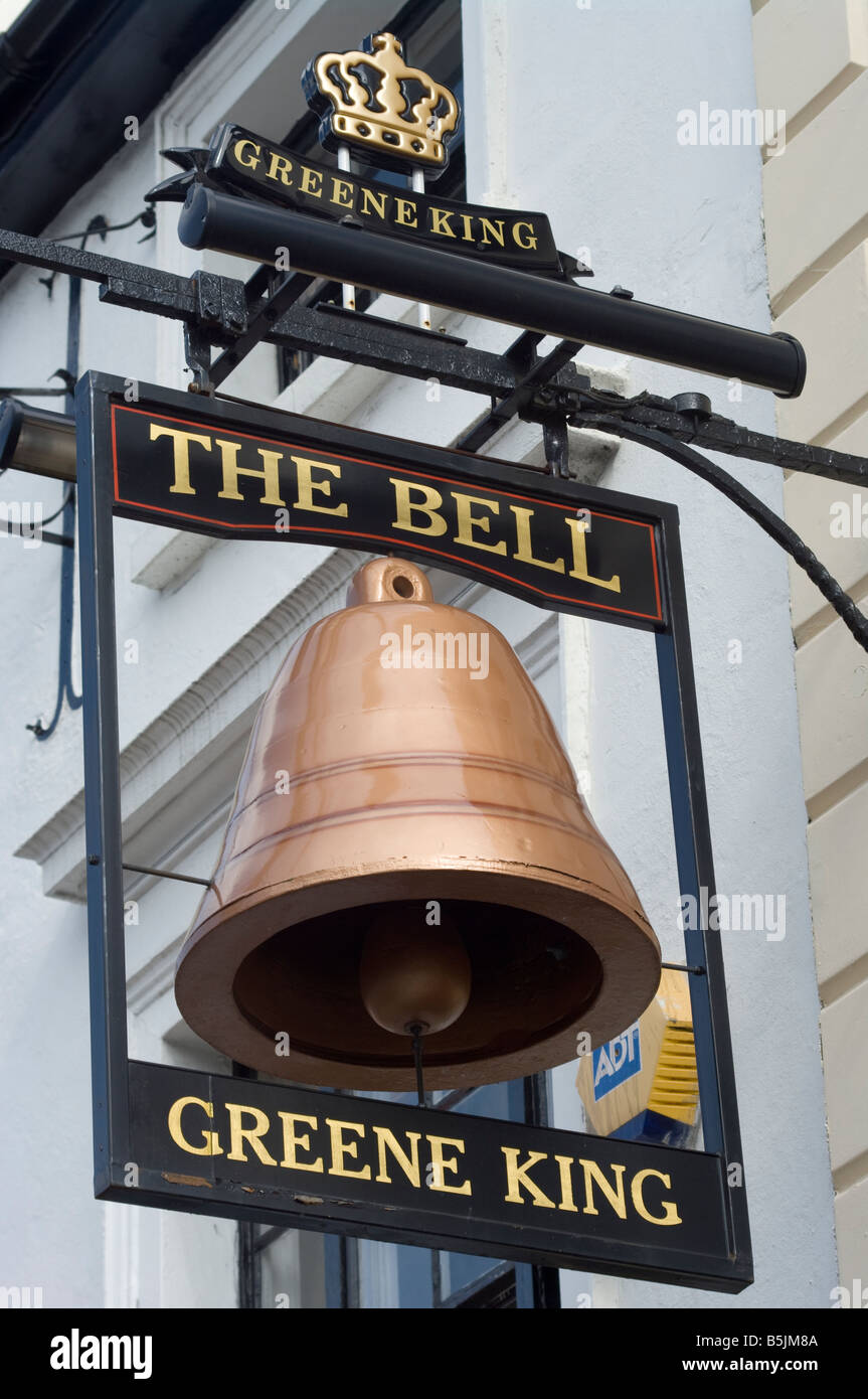 La Bell Public House Sign Reigate Surrey England UK Pub Pubs signe Greene King Banque D'Images
