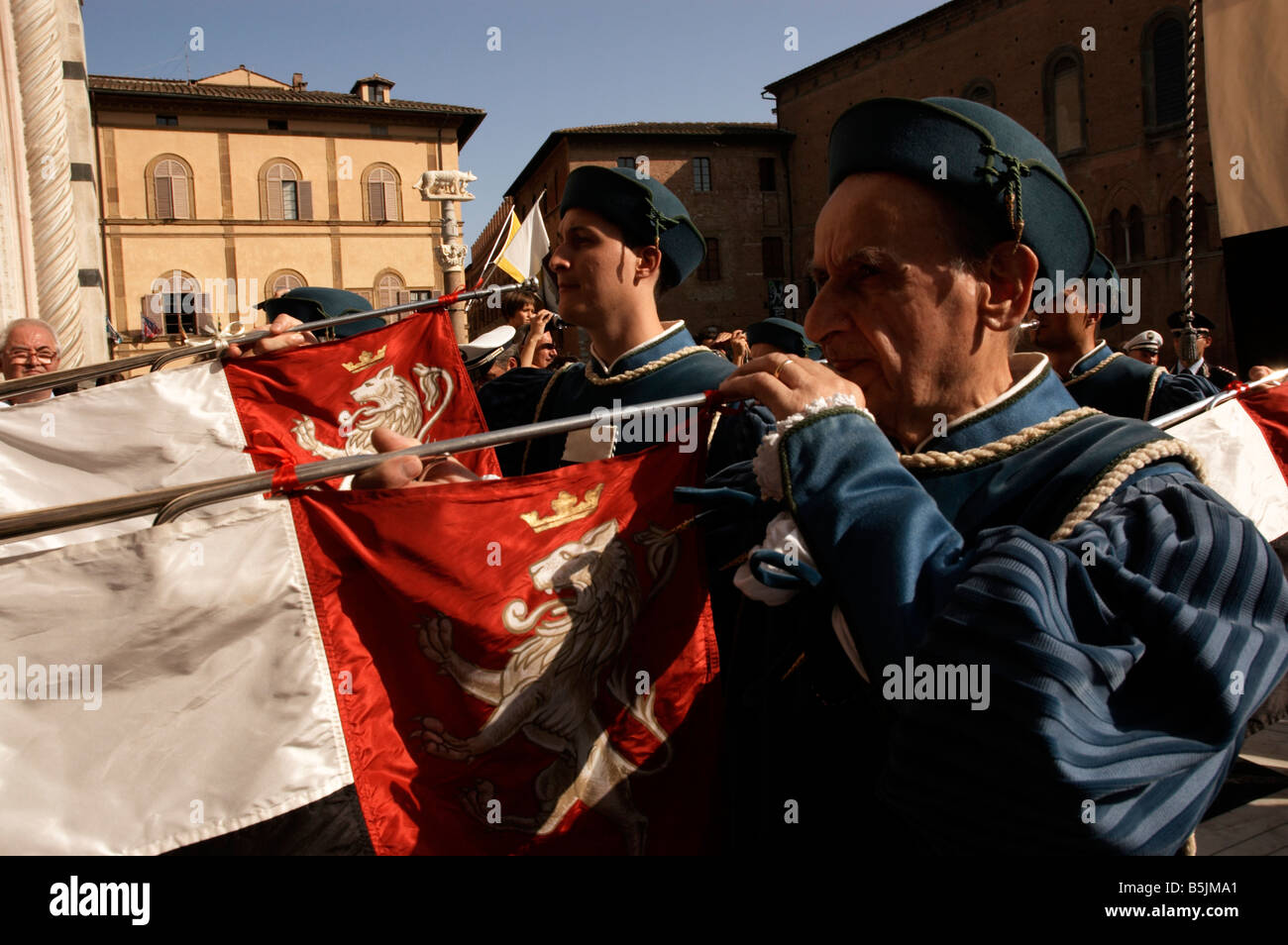 Musiciens pendant la procession rue Votiva, le Palio, Sienne, Italie Banque D'Images