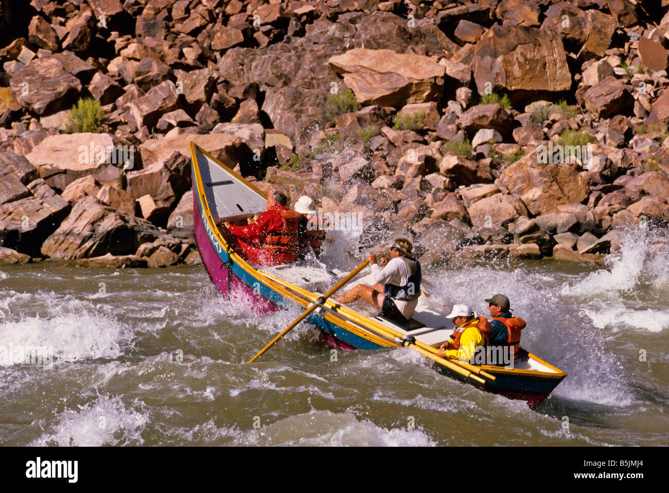 Un aviron dory grâce à une évolution rapide de la rivière Colorado, Grand Canyon NP, Arizona Banque D'Images