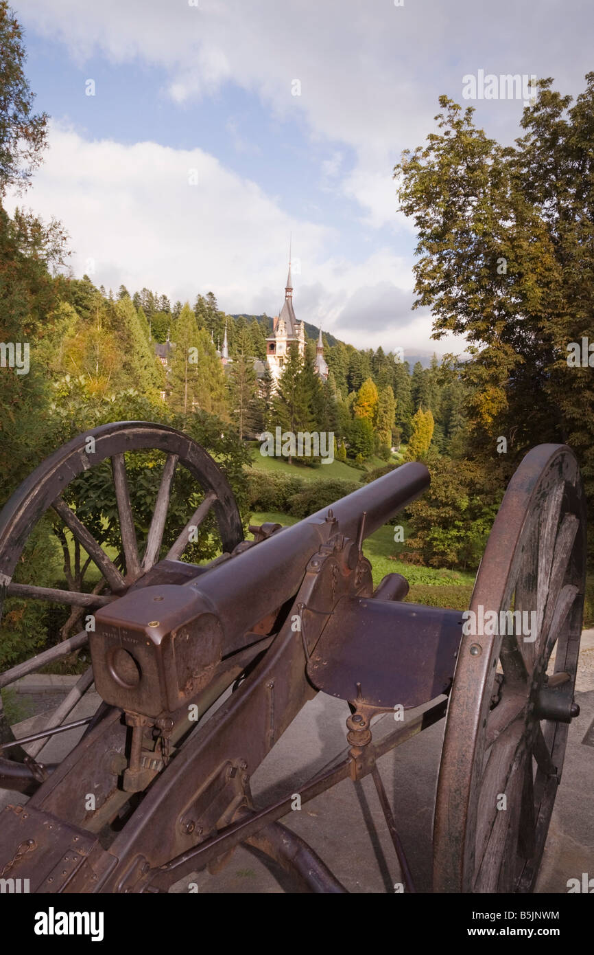 Prahova Sinaia Roumanie Transylvanie canon canon monté dans Château de Peles motifs sur la colline boisée surplombant la Vallée de Prahova Banque D'Images