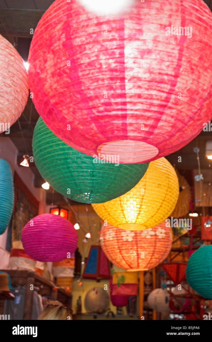 Lanternes de papier coloré accroché dans shop Banque D'Images
