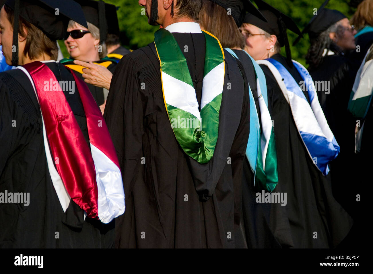 Robes de cérémonie de remise de diplômes universitaires et hoods Banque D'Images