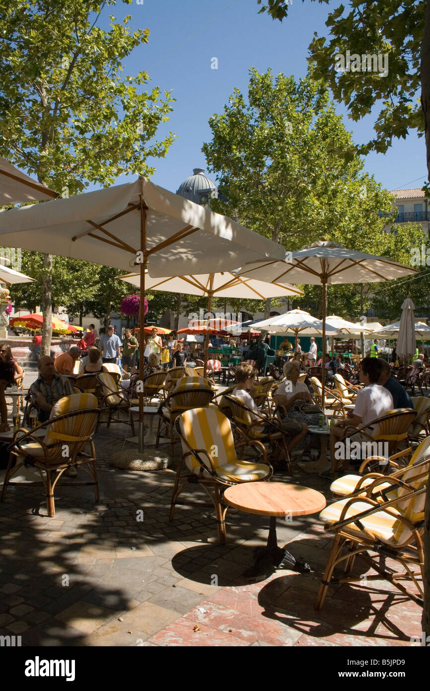 La place Carnot carcassonne cafe society life soleil parasols chaises tables aléatoires café lieu de rencontre eat drink socialiser Banque D'Images