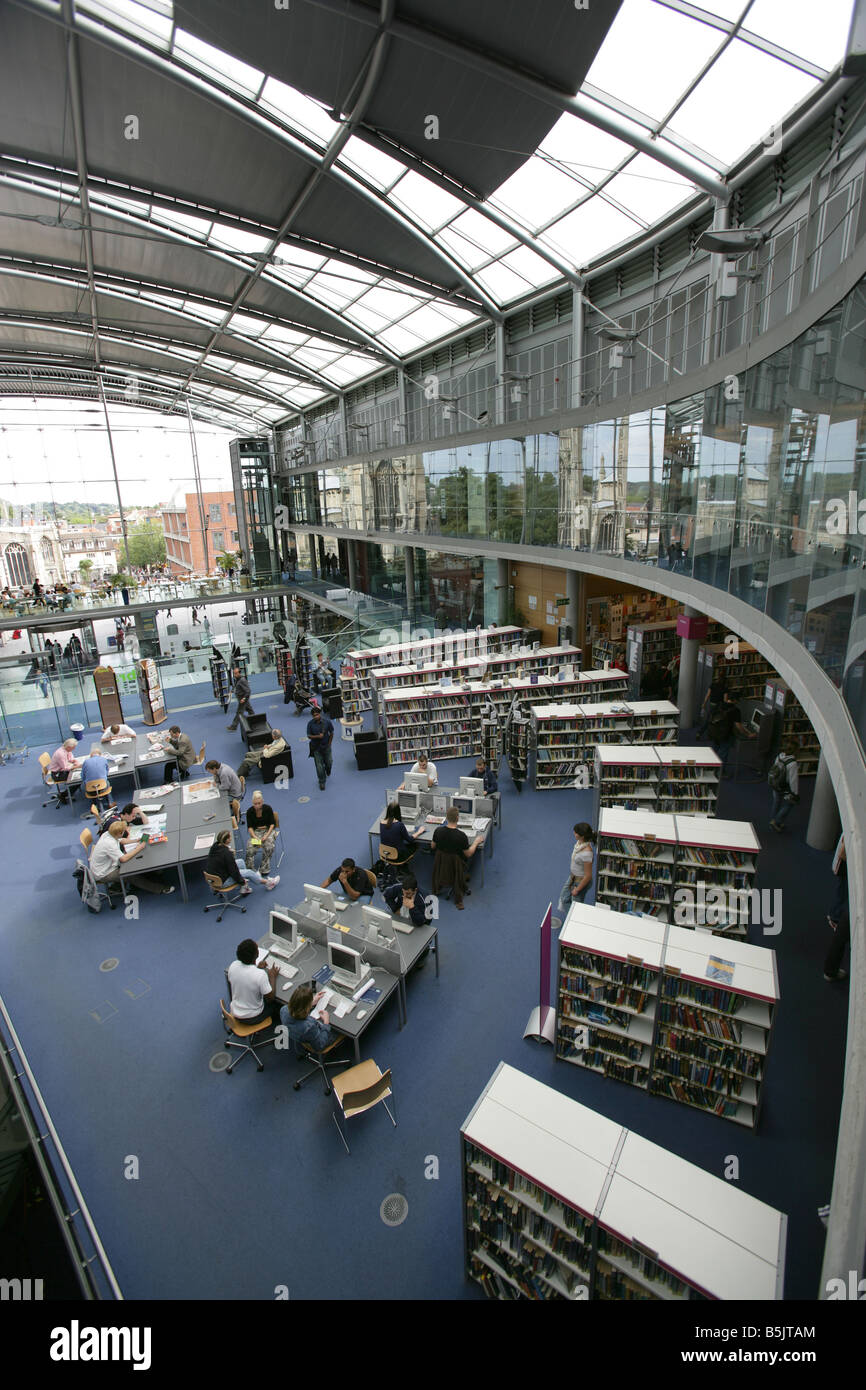 Ville de Norwich, en Angleterre. Vue intérieure de la Sir Michael Hopkins Forum conçu bâtiment à St Peters Street. Banque D'Images