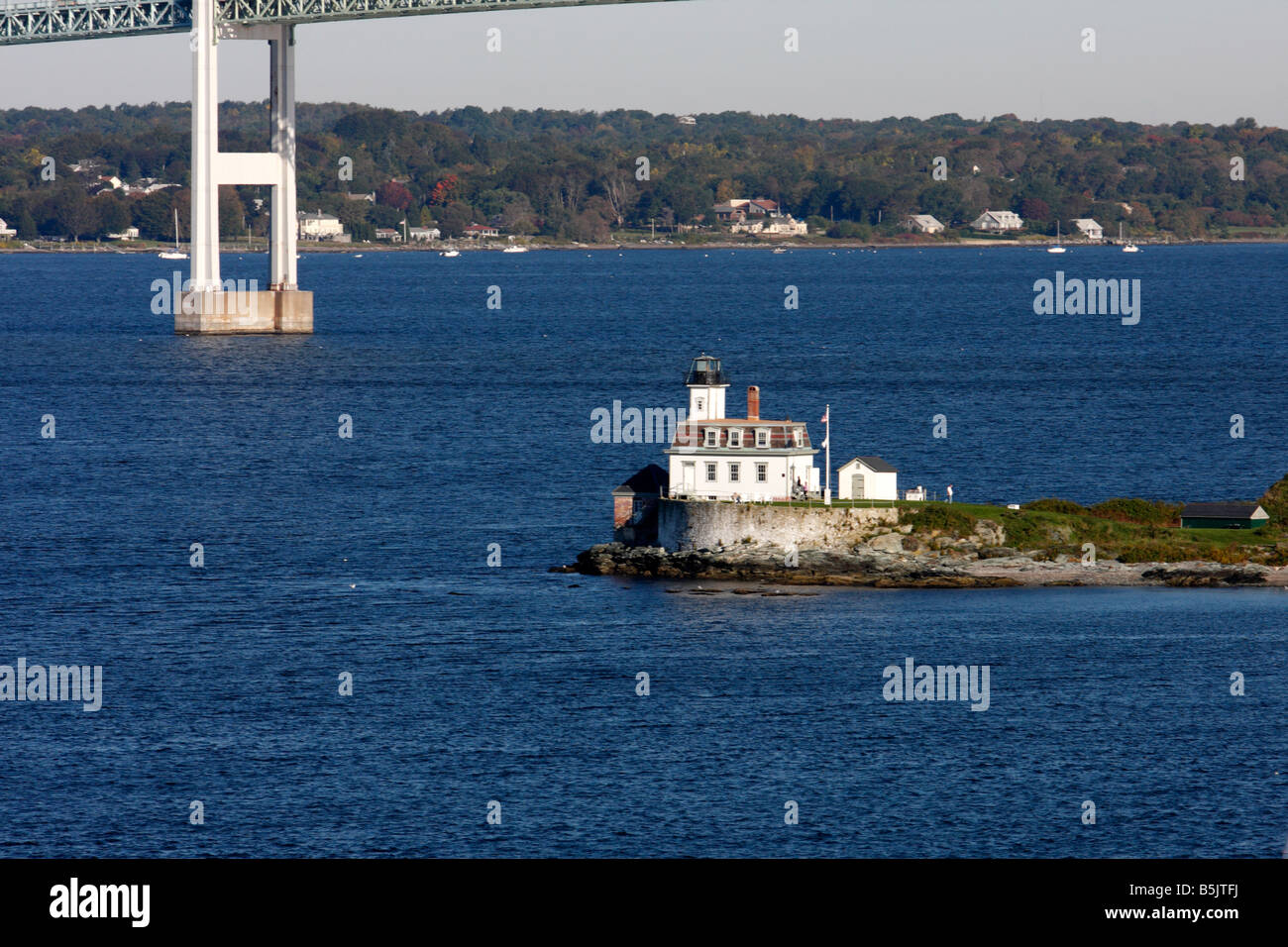 Phare de l'île rose avec pont de Newport dans l'arrière-plan. Newport, Rhode Island Banque D'Images