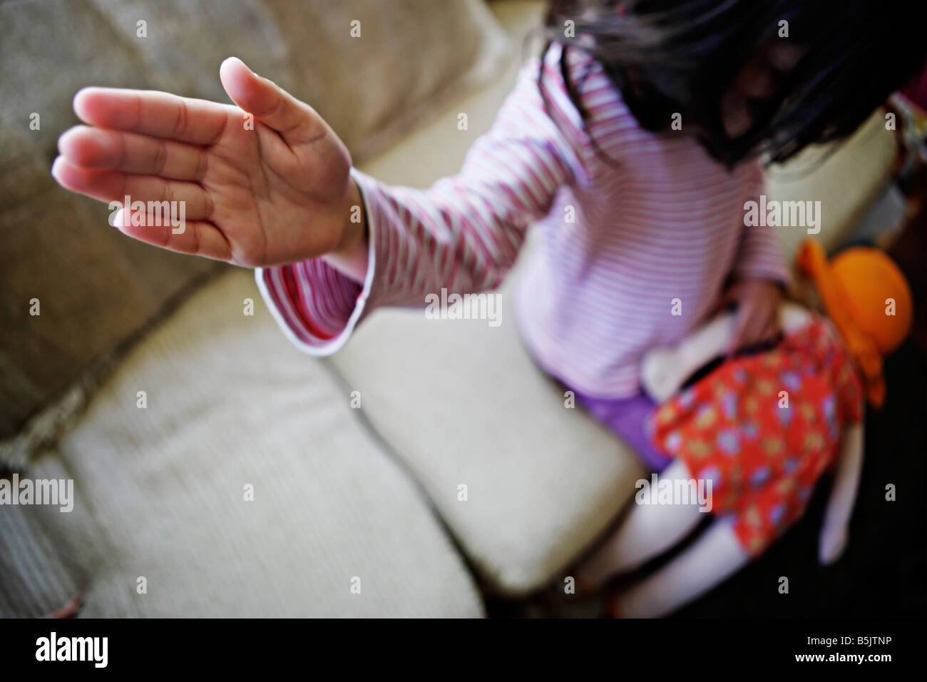 Petite fille de cinq ans a des relents doll Banque D'Images