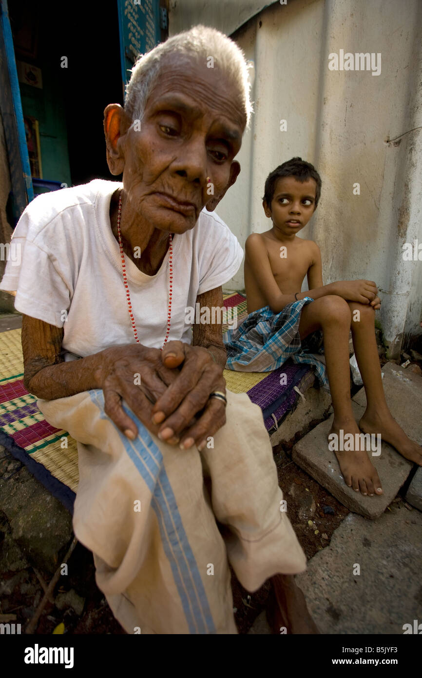 Mme Mottaiamma 85 s'occupe de son arrière-petit-fils de 11 ans qui a la SP La sclérose en plaques des parents tués par tsunami 2003 Chennai Inde Banque D'Images