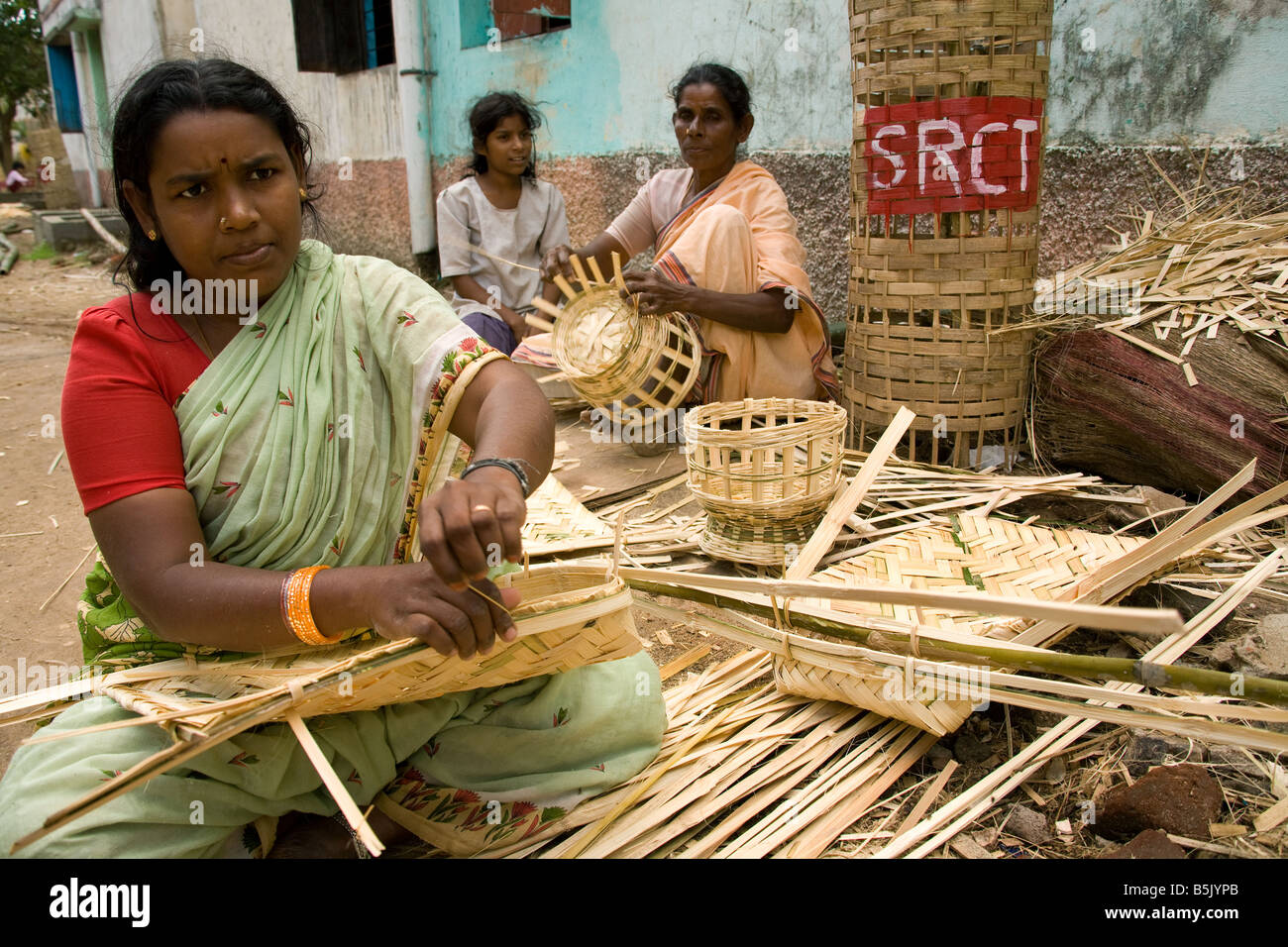 Les femmes de Velipalayam self help group s'asseoir dans la rue tisser des nattes paniers pour la génération de revenus après le Tsunami Banque D'Images