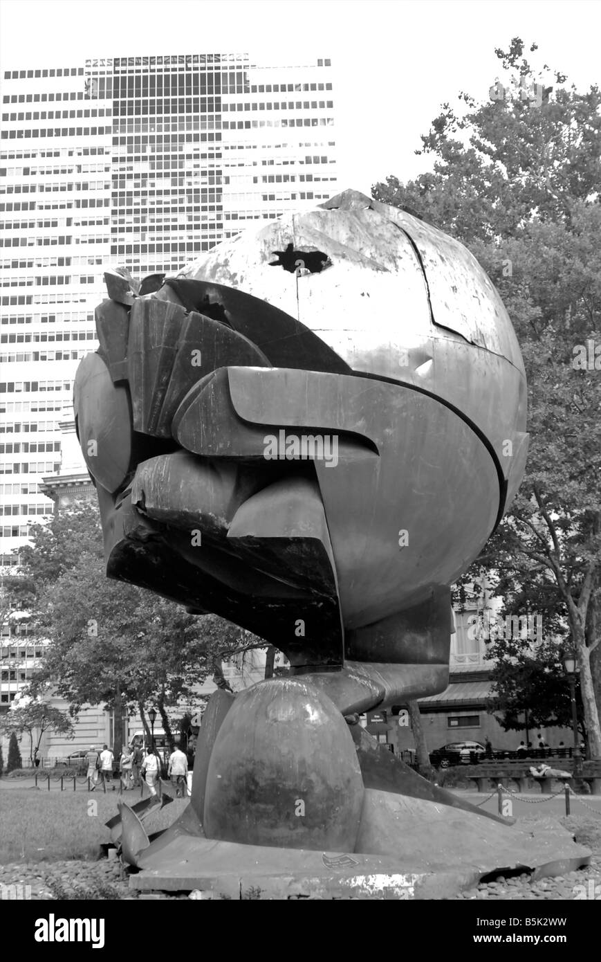 La Sphère, extrait des ruines de la WTC est maintenant un monument à Battery Park, New York Banque D'Images