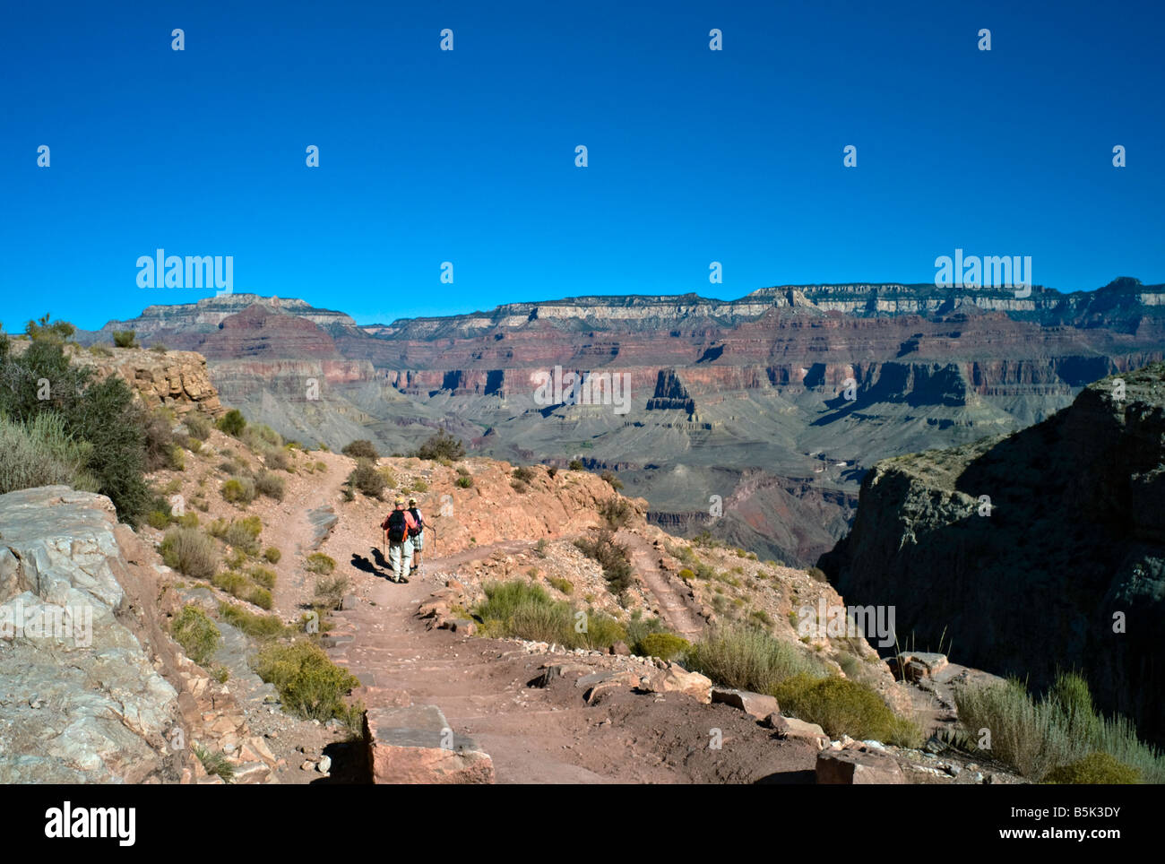 Couple de l'ARIZONA GRAND CANYON randonnée le long de South Kaibab Trail sur le chemin dans le Grand Canyon Banque D'Images