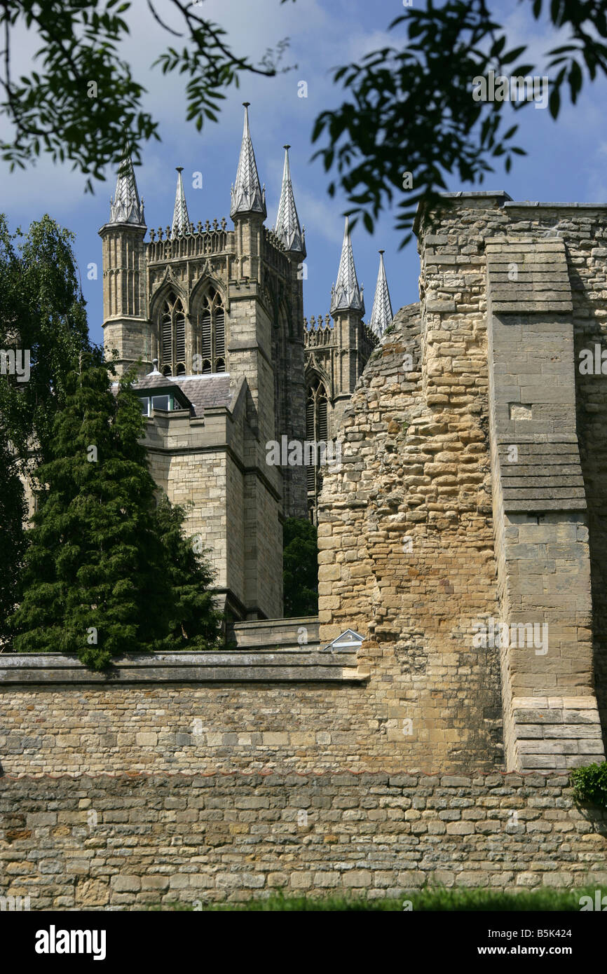 Ville de Lincoln, en Angleterre. Les murs extérieurs du palais des évêques médiévaux et vignoble. Banque D'Images