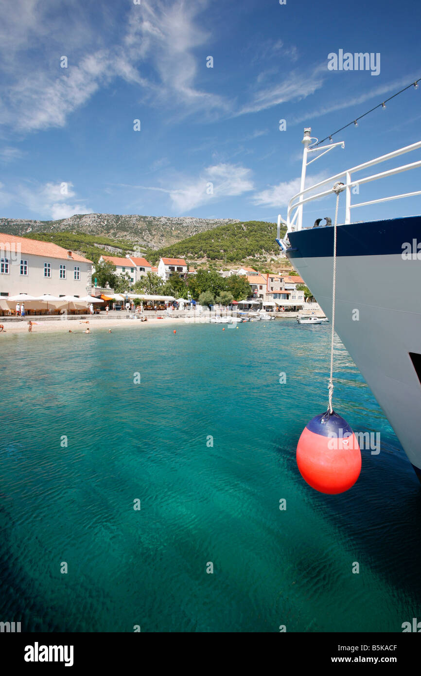 Bateau de croisière ancrés dans le port de Bol, sur l''île de Brac Croatie Banque D'Images