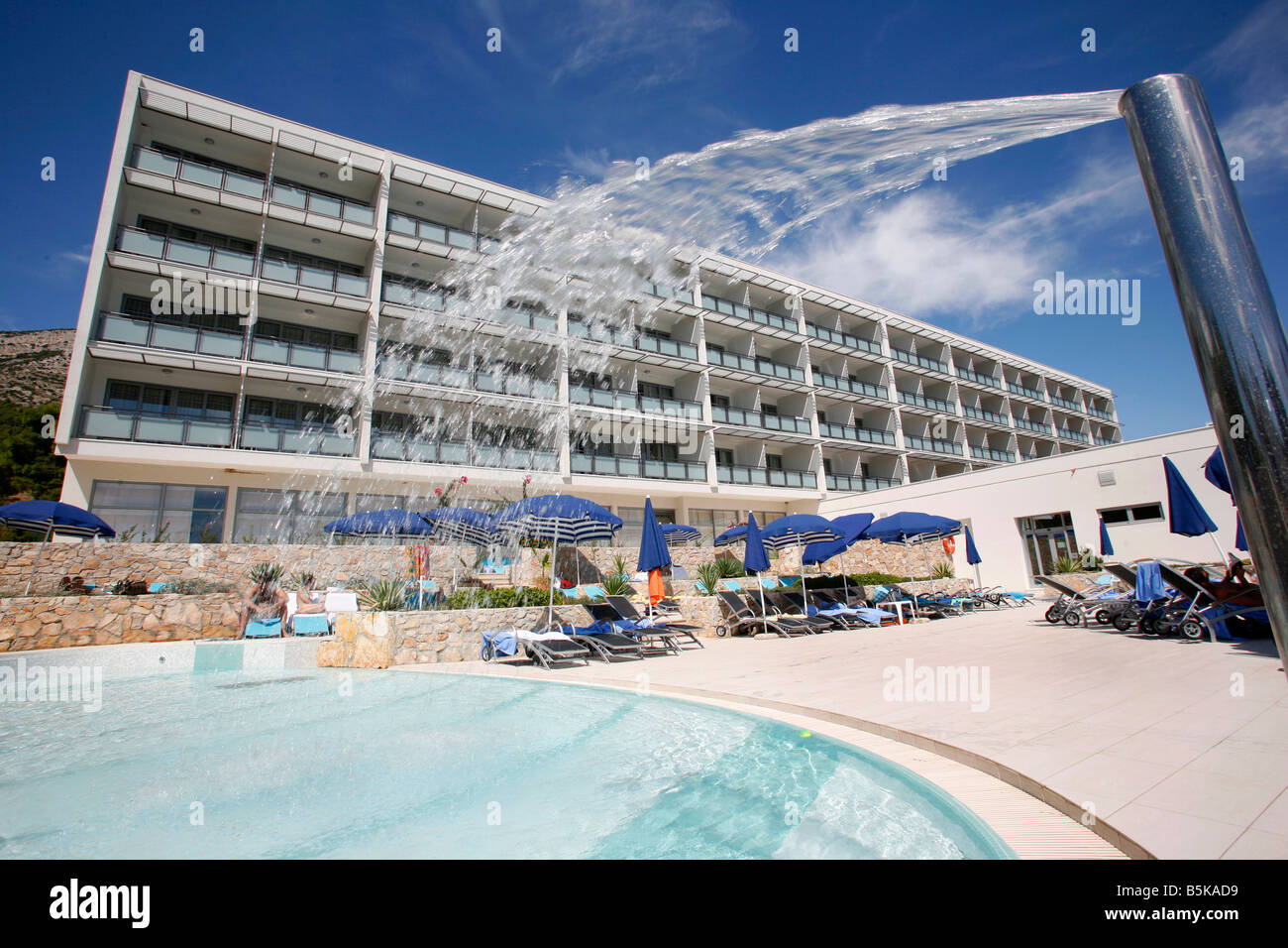 L'eau pulvérisée et de luxe resort hotel Banque D'Images