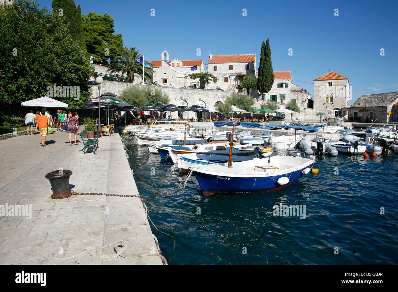 Bateaux de pêche traditionnelle dans le port de bol, sur l''île de Brac en Croatie Banque D'Images